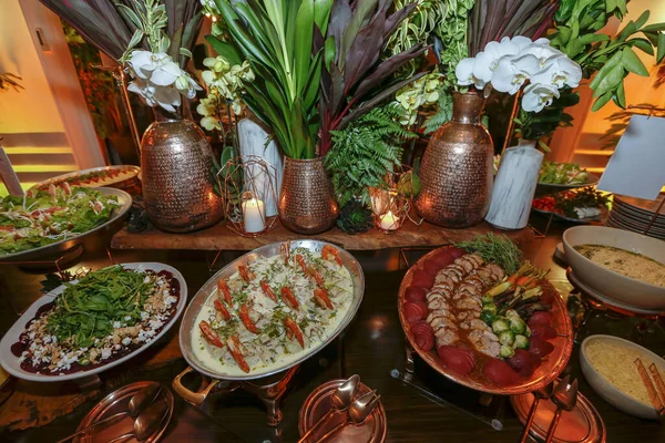Luksusowy Stół Kolacją Imprezie Różne Rodzaje Jedzenia Dla Samoobsługowej Bufetu — Zdjęcie stockowe