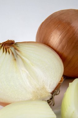 Beyaz arkaplanda soğan