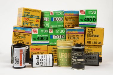 Sao Paulo, Brezilya - 10 Mayıs 2020 - Eski 35 mm (tip 135) fotoğraf koleksiyonu. Kutularda ve makaralarda farklı markalaştırılmış profesyonel fotoğraf filmi