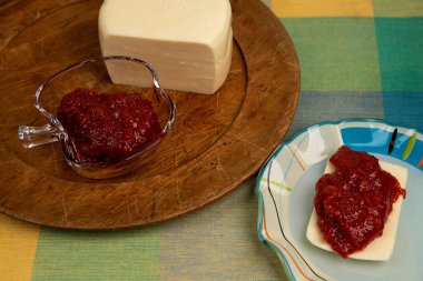 Peynirli guava reçeli, tipik Brezilya tatlısı, adı Romeu e Julieta. Brezilya 'da Haziran ve Temmuz festivallerinde geleneksel