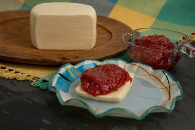 Peynirli guava reçeli, tipik Brezilya tatlısı, adı Romeu e Julieta. Brezilya 'da Haziran ve Temmuz festivallerinde geleneksel