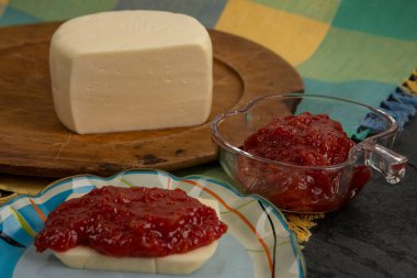 Peynirli guava reçeli, tipik Brezilya tatlısı, adı Romeu e Julieta. Brezilya 'da Haziran ve Temmuz festivallerinde geleneksel
