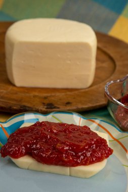 Peynirli guava reçeli, tipik Brezilya tatlısı, adı Romeu e Julieta. Brezilya 'da Haziran ve Temmuz festivallerinde geleneksel