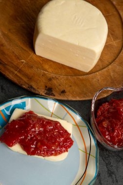 Peynirli guava reçeli, tipik Brezilya tatlısı, adı Romeu e Julieta. Brezilya 'da Haziran ve Temmuz festivallerinde geleneksel