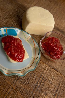 Peynirli guava reçeli, tipik Brezilya tatlısı, adı Romeu e Julieta. Brezilya 'da Haziran ve Temmuz festivallerinde geleneksel