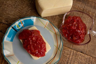 Peynirli guava reçeli, tipik Brezilya tatlısı, adı Romeu e Julieta. Brezilya 'da Haziran ve Temmuz festivallerinde geleneksel