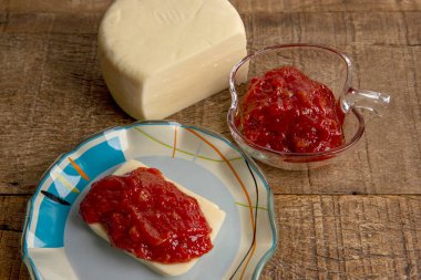 Peynirli guava reçeli, tipik Brezilya tatlısı, adı Romeu e Julieta. Brezilya 'da Haziran ve Temmuz festivallerinde geleneksel