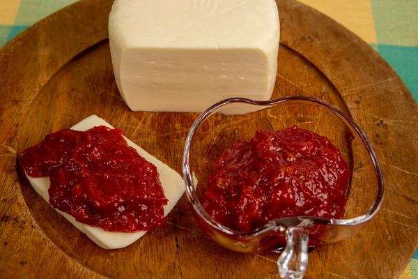 과바잼에 치즈를 곁들인 전형적 브라질식 로메우에 줄리에타 Romeu Julieta 입니다 — 스톡 사진