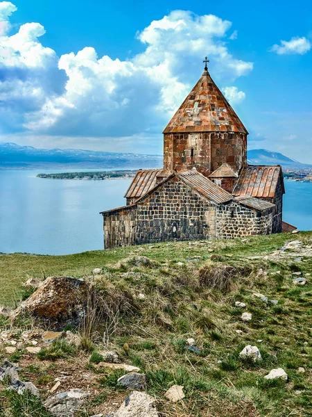 Средневековый православный монастырь и озеро Севан — стоковое фото