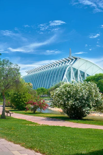 Parque com edifício futurista em Valência. Espanha — Fotografia de Stock