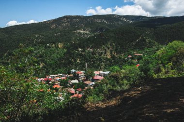 Turuncu çatılar. Panoramik yakınındaki Kato Lefkara - görünümüdür Troodos Dağları en ünlü köyde. Limasol Bölgesi, Kıbrıs, Akdeniz deniz. Dağ manzarası ve güneşli bir gün.