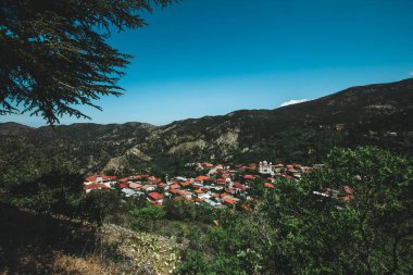Turuncu çatılar. Panoramik yakınındaki Kato Lefkara - görünümüdür Troodos Dağları en ünlü köyde. Limasol Bölgesi, Kıbrıs, Akdeniz deniz. Dağ manzarası ve güneşli bir gün.