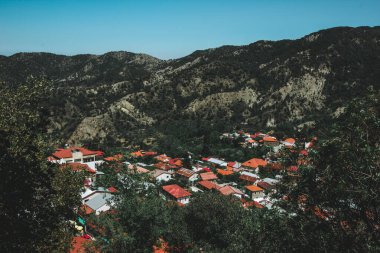 Turuncu çatılar. Panoramik yakınındaki Kato Lefkara - görünümüdür Troodos Dağları en ünlü köyde. Limasol Bölgesi, Kıbrıs, Akdeniz deniz. Dağ manzarası ve güneşli bir gün.