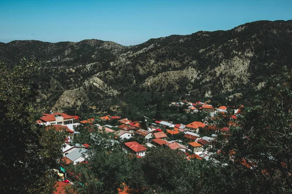 Techos anaranjados. Vista panorámica cerca de Kato Lefkara es el pueblo más famoso de las montañas Troodos. Limassol, Chipre, Mar Mediterráneo. Paisaje de montaña y día soleado . — Foto de Stock
