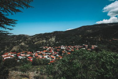 Turuncu çatılar. Panoramik yakınındaki Kato Lefkara - görünümüdür Troodos Dağları en ünlü köyde. Limasol Bölgesi, Kıbrıs, Akdeniz deniz. Dağ manzarası ve güneşli bir gün.