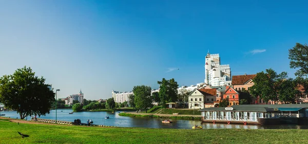 Набережная реки Свислочь, набережная и общественный парк в центре Минска, Беларусь Стоковое Фото