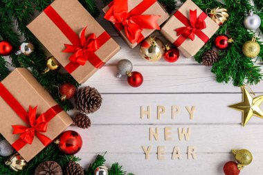 Beyaz ahşap tahta dekorasyon ile Noel köknar ağacı