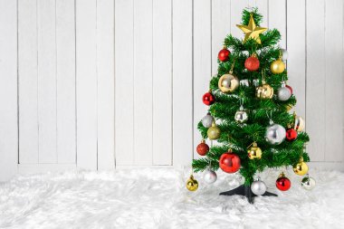 Noel ağacı ve süs eşyaları