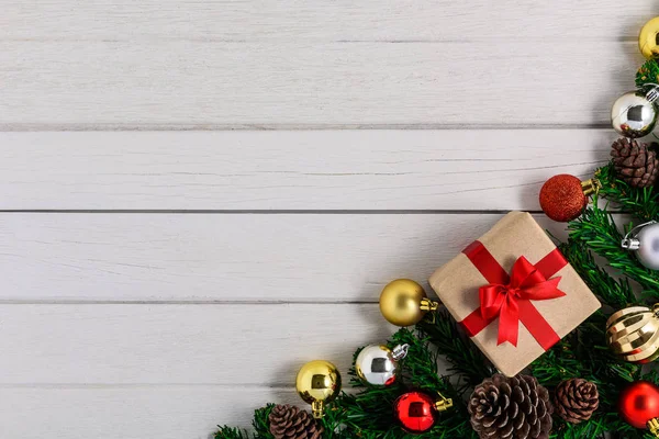 Χριστουγεννιάτικο έλατο με διακόσμηση σε λευκή ξύλινη σανίδα — Φωτογραφία Αρχείου