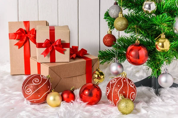 Árbol de Navidad y adornos con cajas de regalos — Foto de Stock