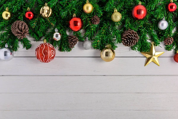 Χριστουγεννιάτικο έλατο με διακόσμηση σε λευκή ξύλινη σανίδα — Φωτογραφία Αρχείου