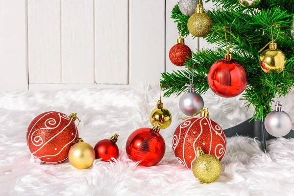 Χριστουγεννιάτικο δέντρο και στολίδια με κουτιά δώρων — Φωτογραφία Αρχείου