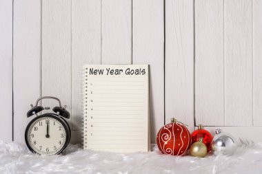 Noel süsleri ve Yeni Yıl Hedefleri Listesi olan çalar saat