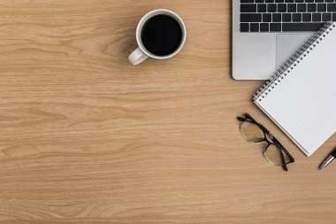 Üst Manzara Ahşap ofis masası. Düz Yatık Çalışma Alanı