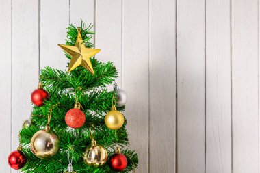 Noel ağacı ve süs eşyaları