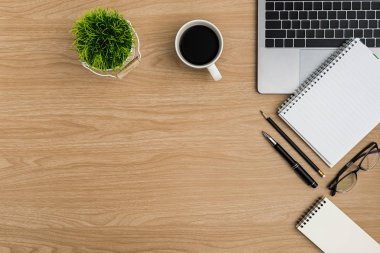 Üst Manzara Ahşap ofis masası. Düz Yatık Çalışma Alanı