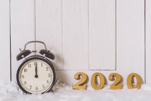 Beyaz kürk üzerine 2020 tahta metin