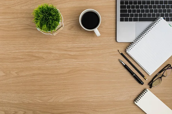 Üst Manzara Ahşap ofis masası. Düz Yatık Çalışma Alanı