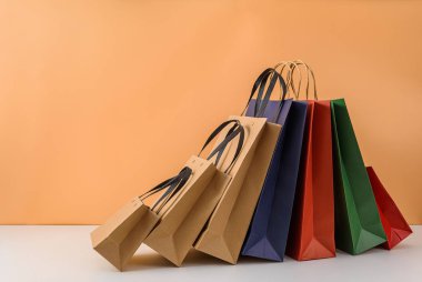 Boş el işi paketinin bir kopyası ya da renkli kağıt alışveriş çantası zekası.