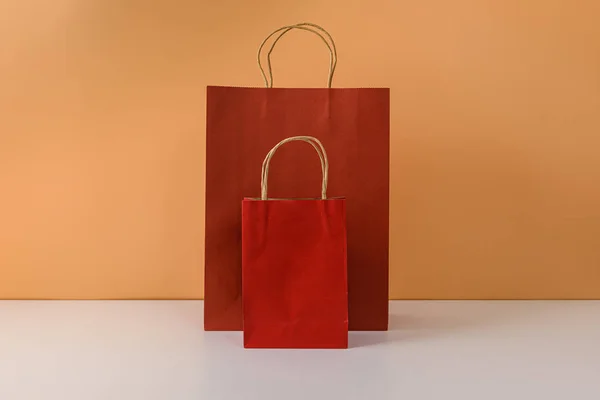 Mockup της κενής βιοτεχνίας πακέτο ή πολύχρωμο χαρτί τσάντα ψώνια πνεύμα — Φωτογραφία Αρχείου