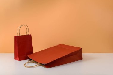 Boş el işi paketinin bir kopyası ya da renkli kağıt alışveriş çantası zekası.