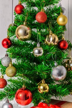 Noel ağacı ve süs eşyaları