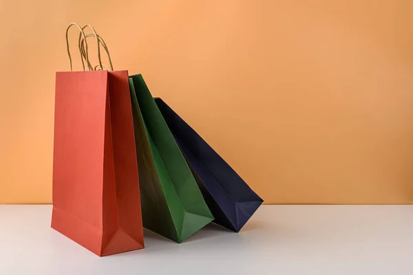 Mockup της κενής βιοτεχνίας πακέτο ή πολύχρωμο χαρτί τσάντα ψώνια πνεύμα — Φωτογραφία Αρχείου
