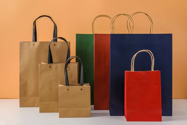 Maqueta de paquete de artesanía en blanco o colorido ingenio bolsa de compras de papel —  Fotos de Stock