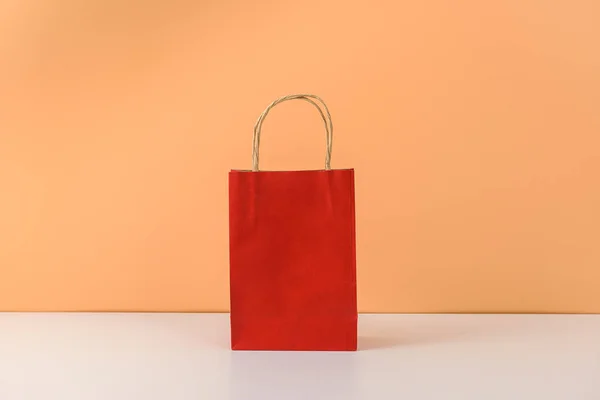 Maqueta de paquete de artesanía en blanco o colorido ingenio bolsa de compras de papel —  Fotos de Stock