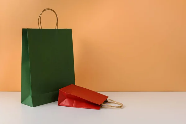 Maqueta de paquete de artesanía en blanco o colorido ingenio bolsa de compras de papel —  Fotos de Stock
