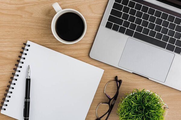 Верхний вид Деревянный стол офиса стол. Рабочее пространство
