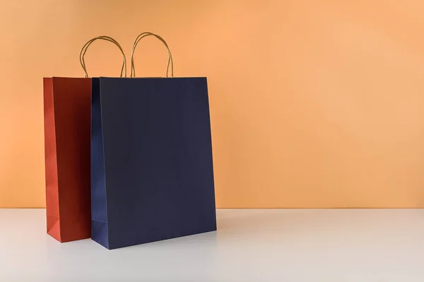 Model van blanco ambachtelijke verpakking of kleurrijke papieren boodschappentas met — Stockfoto