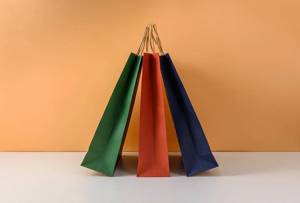 Mokup prázdné řemeslné balení nebo barevné papírové nákupní tašky vtip — Stock fotografie