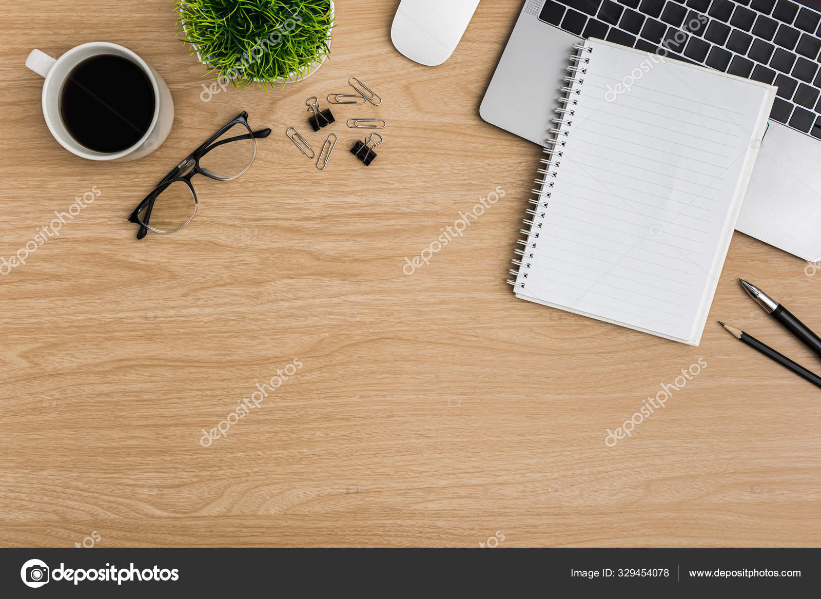 Vista superior del espacio de trabajo de la oficina — Foto de stock