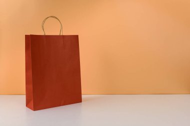 Boş el işi paketinin bir kopyası ya da renkli kağıt alışveriş çantası zekası.