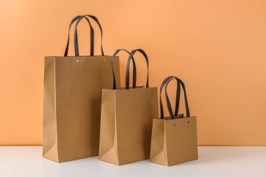Boş el sanatları paketi ya da h ile kahverengi kağıt alışveriş torbası