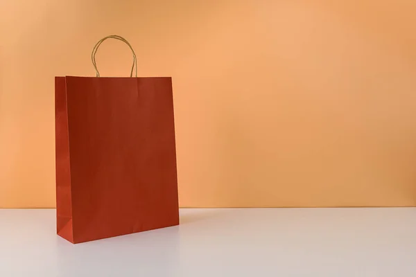 Maqueta de paquete de artesanía en blanco o colorido ingenio bolsa de compras de papel —  Fotos de Stock