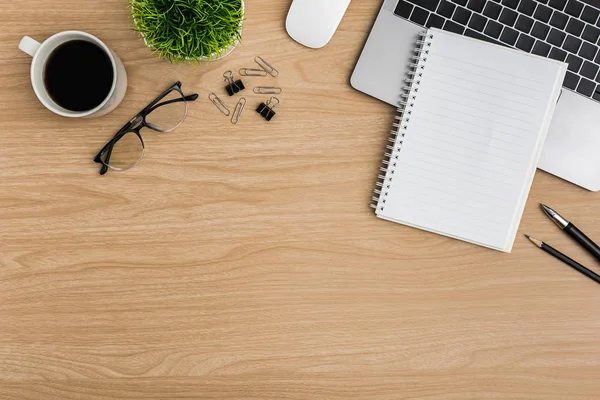 Üst Manzara Ahşap ofis masası. Düz Yatık Çalışma Alanı