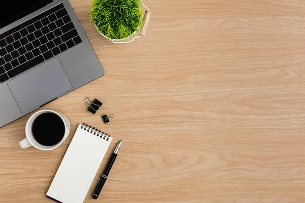 Üst Manzara Ahşap ofis masası. Düz Yatık Çalışma Alanı