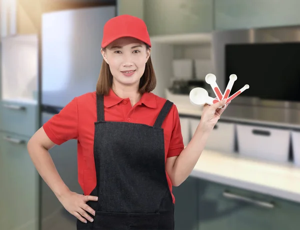 Vrouwelijke chef-kok assistent of huisvrouw — Stockfoto